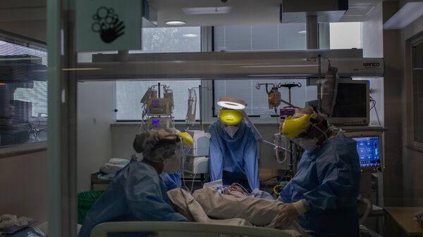 Em São Paulo, equipe médica atende paciente de COVID-19 no Instituto de Infectologia Emílio Ribas, em 16 de abril de 2020 - Sputnik Brasil
