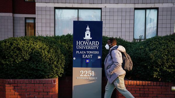 Em Washington, nos EUA, um estudante caminha no campus da Universidade de Howard, umas das seis universidades historicamente negras (HBCUs, na sigla em inglês), do país, em 31 de janeiro de 2022 - Sputnik Brasil