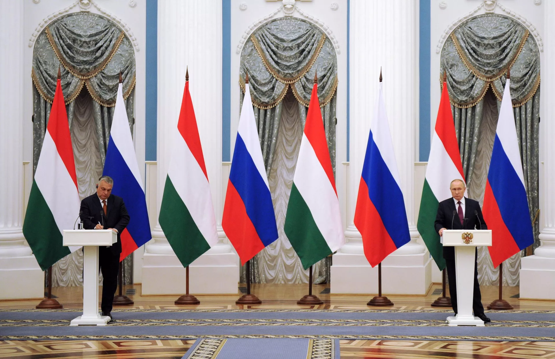 Primeiro-ministro da Hungria, Viktor Orban, e presidente da Rússia, Vladimir Putin, durante coletiva de imprensa conjunta em Moscou, 1º de fevereiro de 2022 Primeiro-ministro da Hungria, Viktor Orban, e presidente da Rússia, Vladimir Putin, durante coletiva de imprensa conjunta em Moscou, 1º de fevereiro de 2022 - Sputnik Brasil, 1920, 25.02.2022