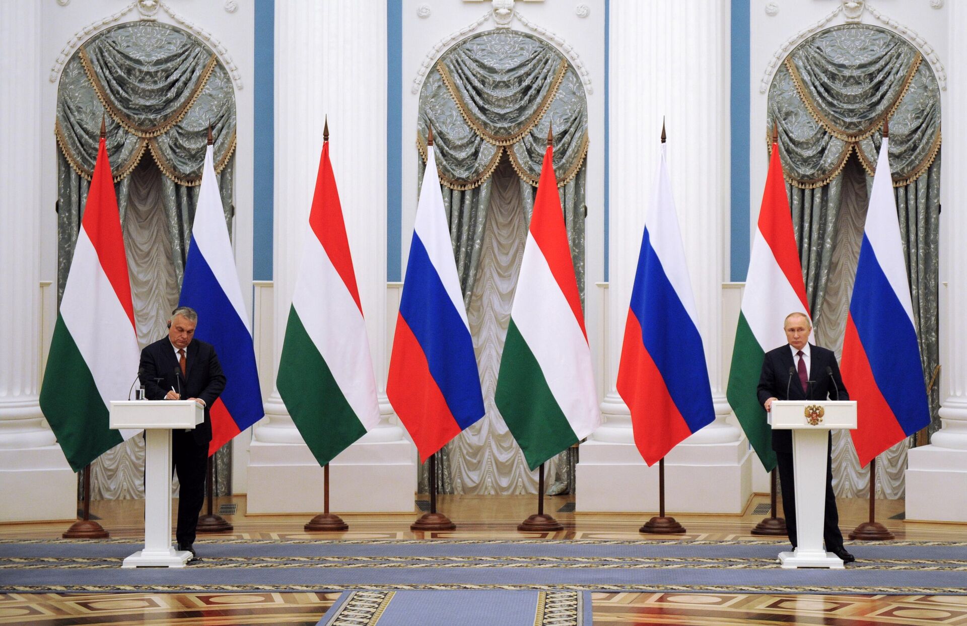 Primeiro-ministro da Hungria, Viktor Orban, e presidente da Rússia, Vladimir Putin, durante coletiva de imprensa conjunta em Moscou, 1º de fevereiro de 2022 - Sputnik Brasil, 1920, 25.02.2022
