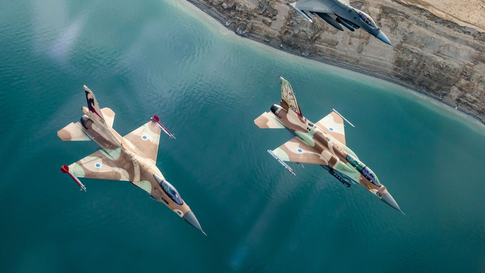 Dois caças F-16 israelenses e um norte-americano durante os exercícios militares em Israel, em janeiro de 2022 - Sputnik Brasil, 1920, 26.08.2022