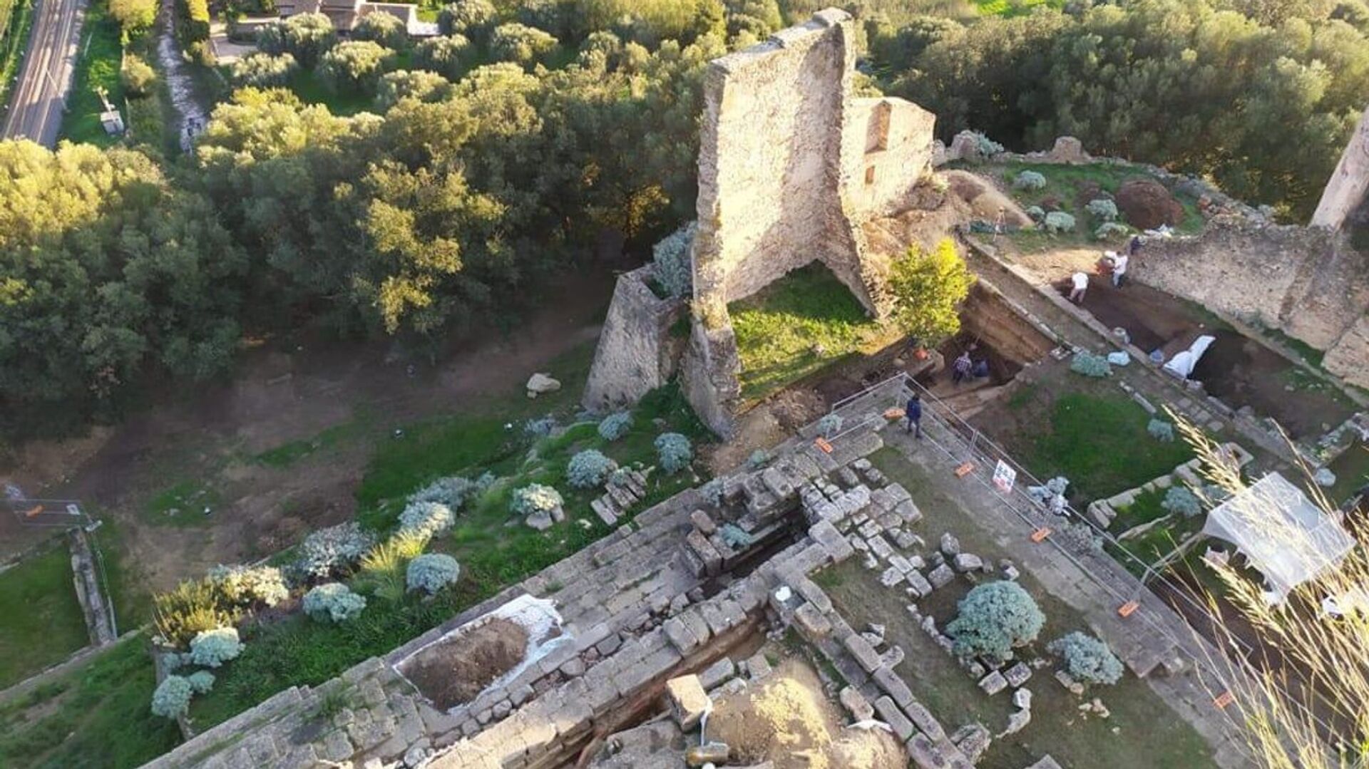 Vista aérea da acrópole de Velia, antiga colônia grega na Itália - Sputnik Brasil, 1920, 02.02.2022