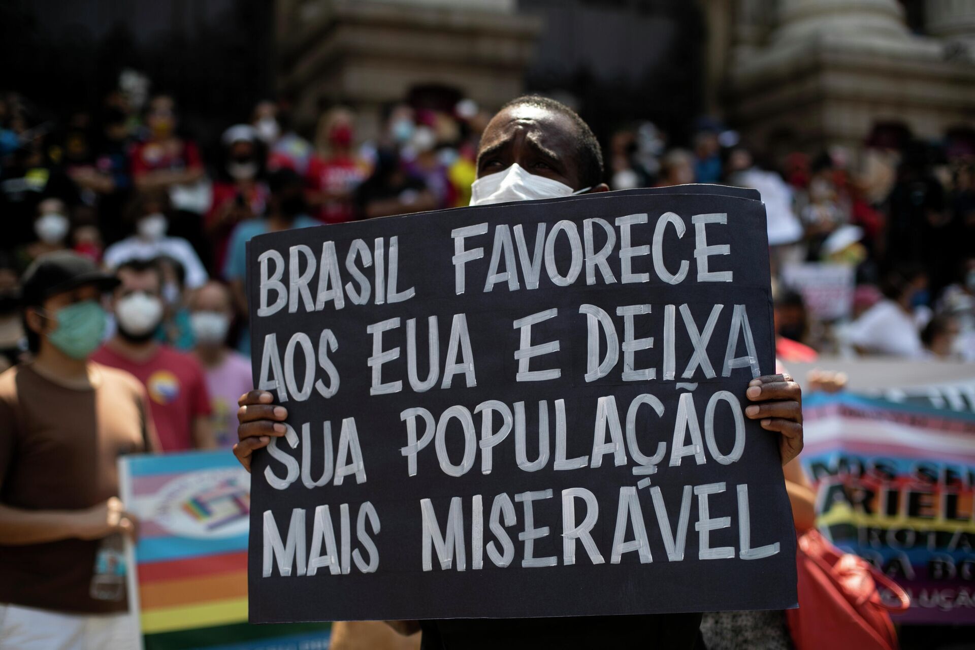 Manifestante com cartaz durante protesto contra o presidente Jair Bolsonaro em Rio de Janeiro, 2 de outubro de 2021 - Sputnik Brasil, 1920, 02.02.2022