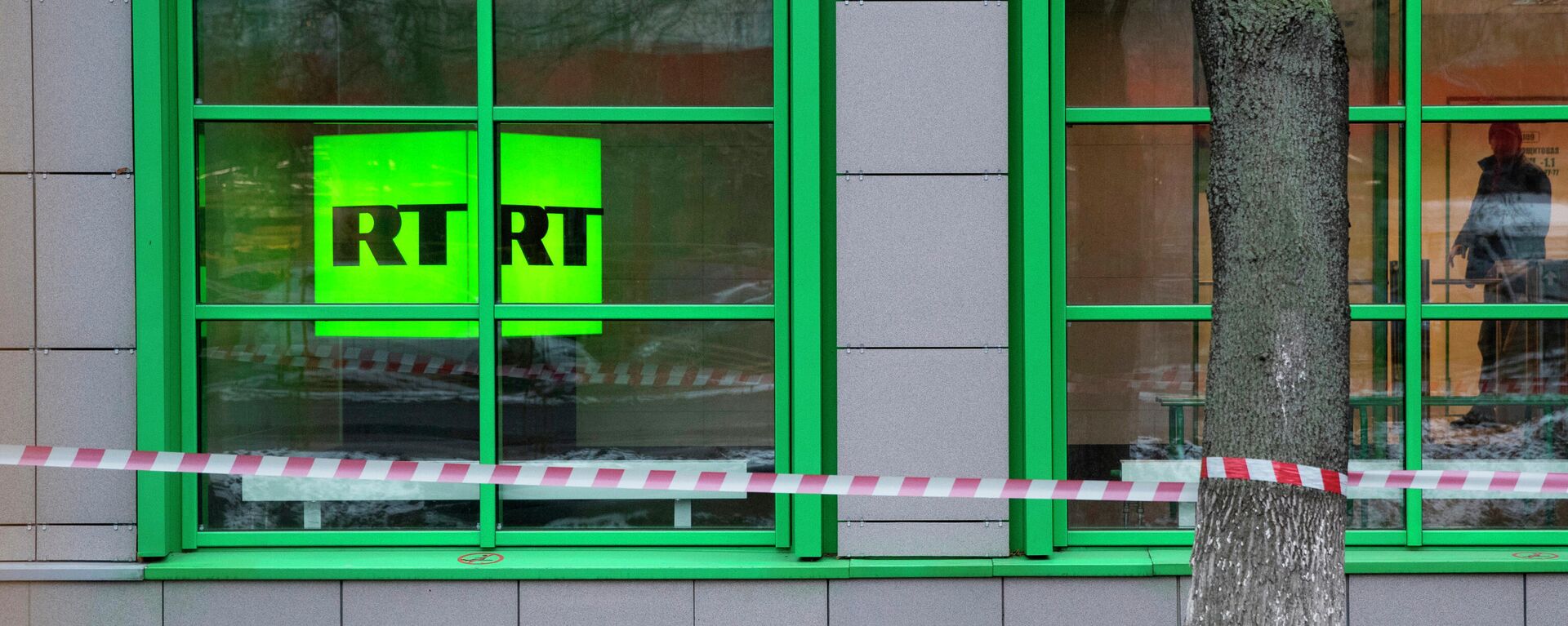 O logotipo da estação de televisão estatal russa RT é visto na janela do escritório da empresa em Moscou, Rússia - Sputnik Brasil, 1920, 02.02.2022