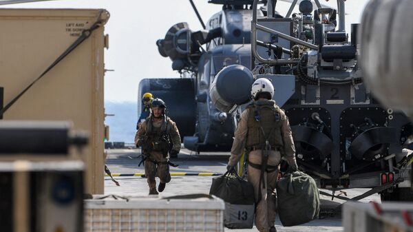 Pilotos dos EUA no navio de desembarque RFA Cardigan Bay do Reino Unido se preparam para embarcar em um helicóptero para um voo de reconhecimento nas águas do Golfo durante a edição de 2019 do Exercício Marítimo Internacional (IMX) - Sputnik Brasil
