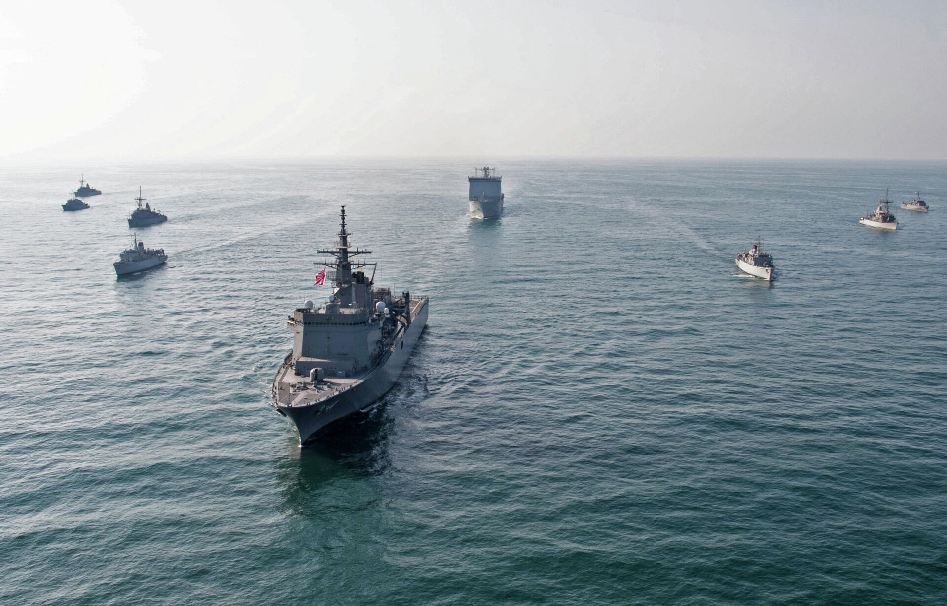 Foto divulgada pela Marinha dos EUA em 4 de novembro de 2019 mostra uma vista aérea do Exercício Marítimo Internacional (IMX) 2019 nas águas do golfo Pérsico - Sputnik Brasil, 1920, 16.02.2022