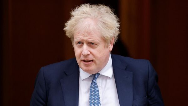O primeiro-ministro britânico Boris Johnson deixa a sede do governo, no centro de Londres, em 2 de fevereiro de 2022 - Sputnik Brasil
