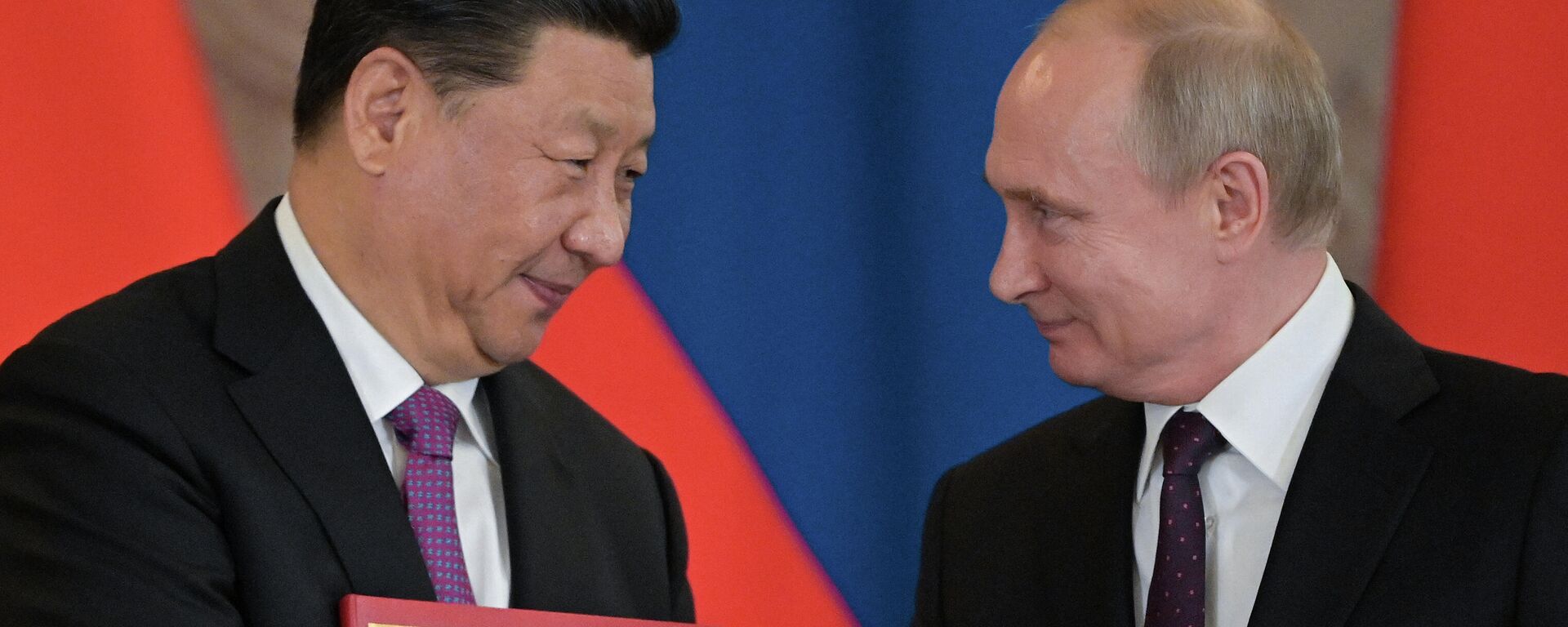 Em Moscou, o presidente da China, Xi Jinping (à esquerda), cumprimenta o presidente da Rússia, Vladimir Putin, em 5 de junho de 2019 - Sputnik Brasil, 1920, 02.02.2022
