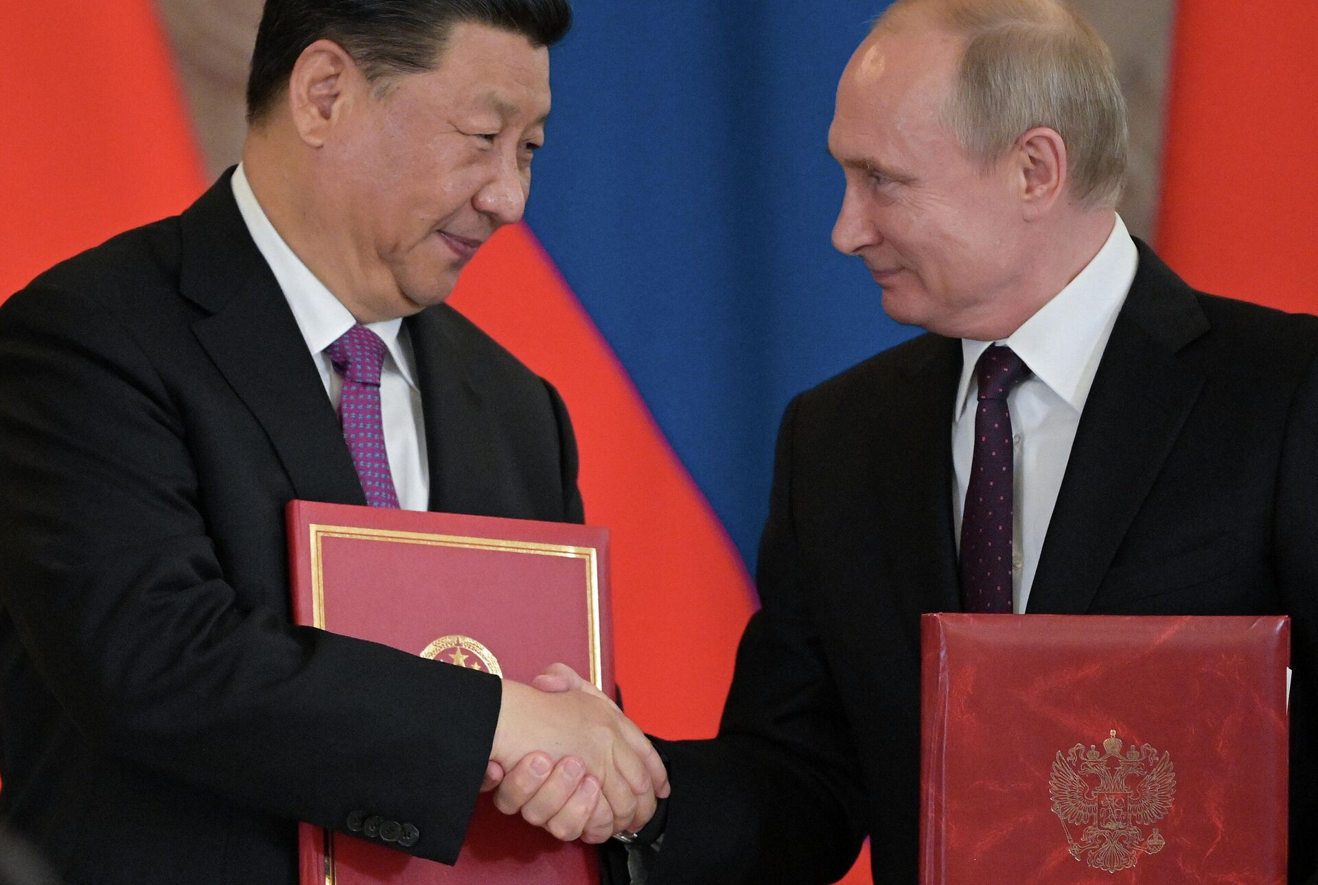 Em Moscou, o presidente da China, Xi Jinping (à esquerda), cumprimenta o presidente da Rússia, Vladimir Putin, em 5 de junho de 2019 - Sputnik Brasil, 1920, 04.10.2022