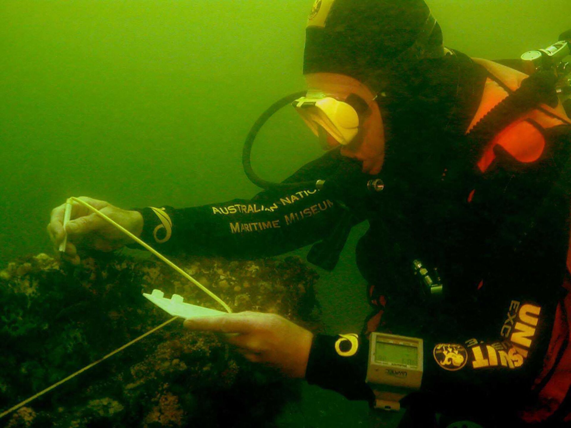 Mergulhador inspeciona a área ao longo da costa de Newport, onde supostamente foi encontrado o navio Endeavour - Sputnik Brasil, 1920, 03.02.2022