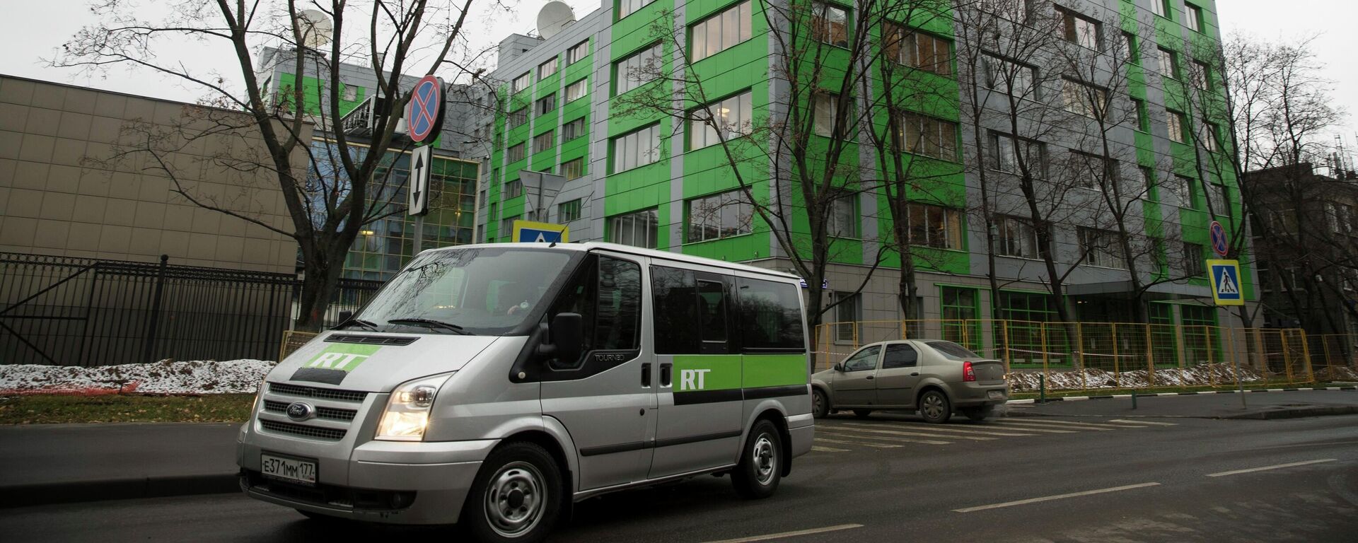 Nesta foto de arquivo de 27 de outubro de 2017, um carro da emissora de televisão estatal russa RT passa pelo escritório da empresa em Moscou, na Rússia - Sputnik Brasil, 1920, 03.02.2022