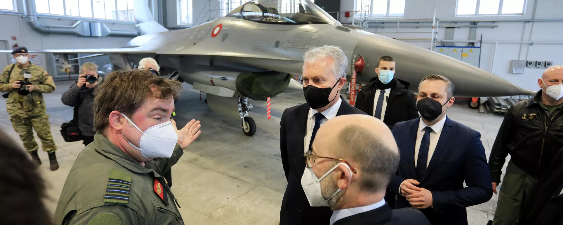 O presidente lituano Gitanas Nauseda em cerimônia de boas-vindas ao apoio da Missão de Policiamento Aéreo do Báltico da OTAN na Base da Força Aérea da Lituânia em Siauliai, Lituânia, 28 de janeiro de 2022 O presidente lituano Gitanas Nauseda em cerimônia de boas-vindas ao apoio da Missão de Policiamento Aéreo do Báltico da OTAN na Base da Força Aérea da Lituânia em Siauliai, Lituânia, 28 de janeiro de 2022 - Sputnik Brasil, 1920, 03.02.2022