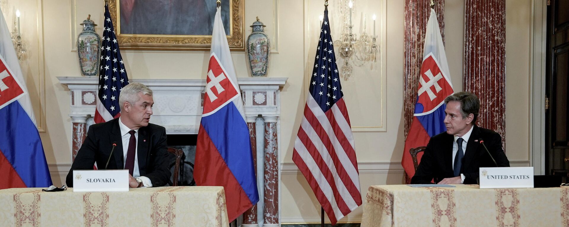 Em Washington, o ministro das Relações Exteriores da Eslováquia, Ivan Korcok (à esquerda), participa de cerimônia ao lado do secretário de Estado dos EUA, Antony Blinken (à direita), em 3 de fevereiro de 2022 - Sputnik Brasil, 1920, 04.02.2022