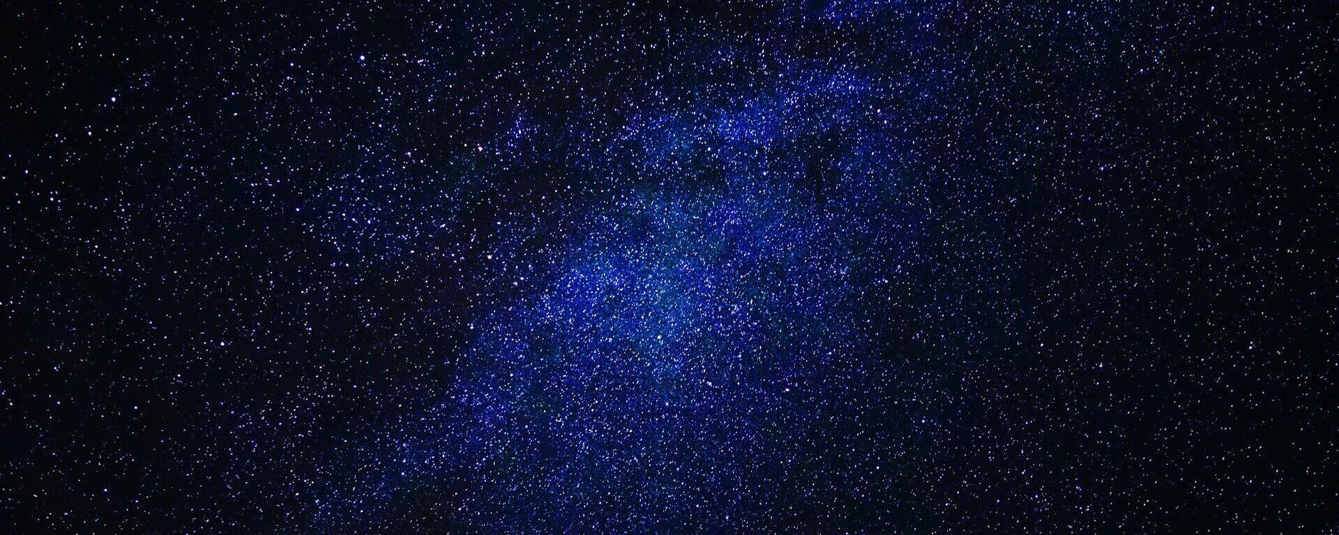 Estrelas no universo (imagem de referência) - Sputnik Brasil, 1920, 11.10.2025