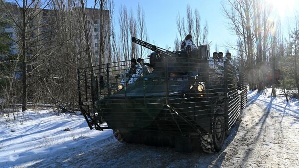 Militares ucranianos participam de exercícios táticos e especiais na cidade fantasma de Pripyat, perto da usina nuclear de Chernobyl, Ucrânia, 4 de fevereiro de 2022 - Sputnik Brasil