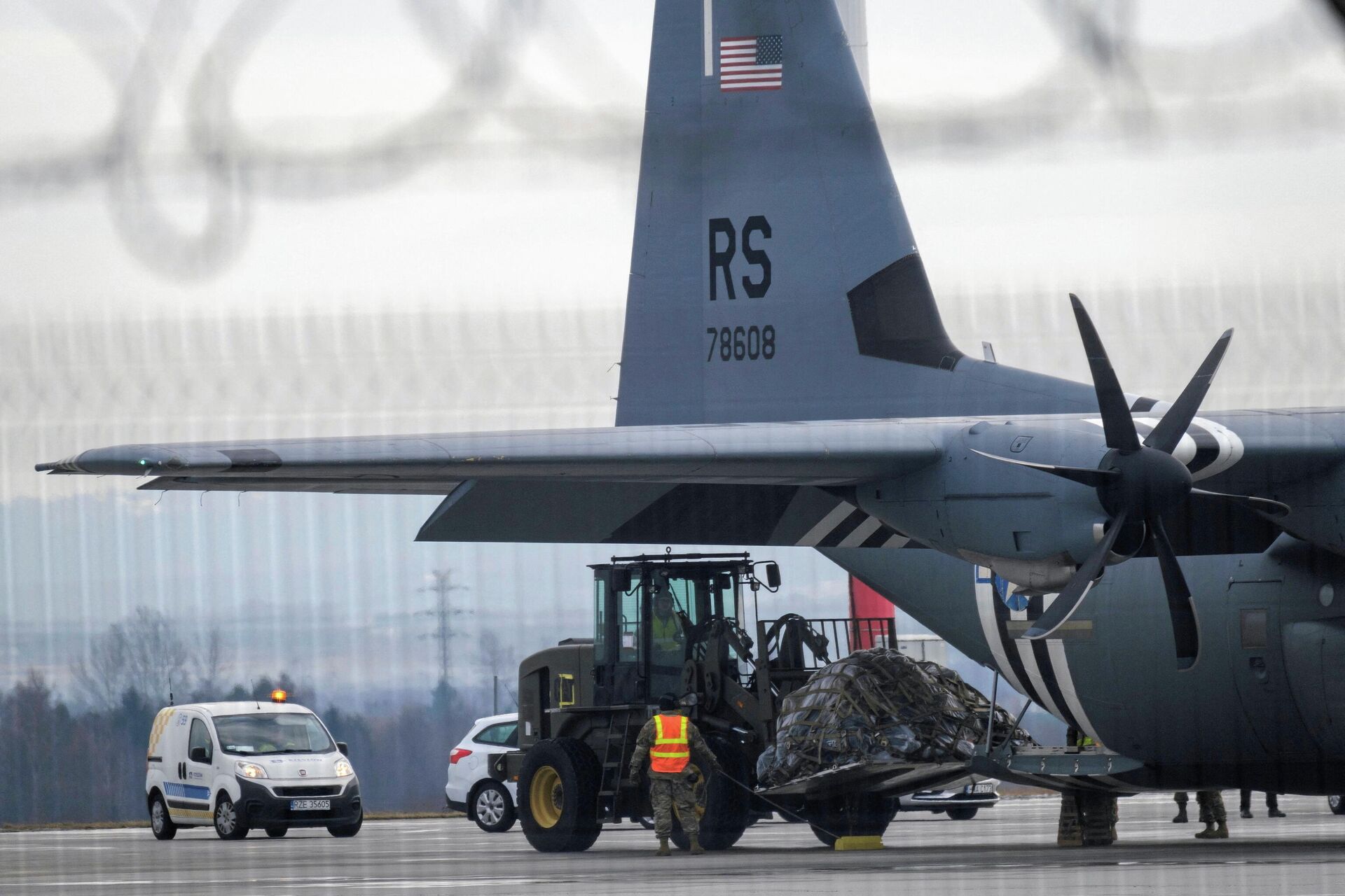 Uma aeronave de transporte Lockheed C-130J-30 Hercules da Força Aérea dos EUA descarrega material na pista após pousar no aeroporto de Jasionka perto de Rzeszow, Polônia, em 4 de fevereiro de 2022 - Sputnik Brasil, 1920, 04.02.2022