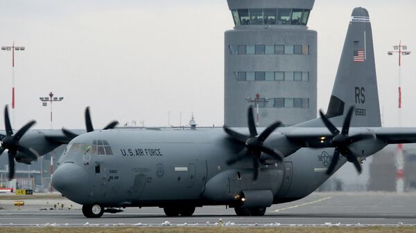 Um Lockheed Martin C-130 Hercules da Força Aérea dos EUA transporta táxis de aeronaves na pista após pousar no aeroporto de Jasionka perto de Rzeszow, Polônia 4 de fevereiro de 2022 - Sputnik Brasil