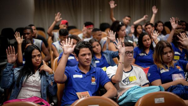 Jovens assistem a palestra sobre o sistema eleitoral brasileiro no Tribunal Regional Eleitoral do Rio de Janeiro, Brasil, em 26 de setembro de 2018 - Sputnik Brasil