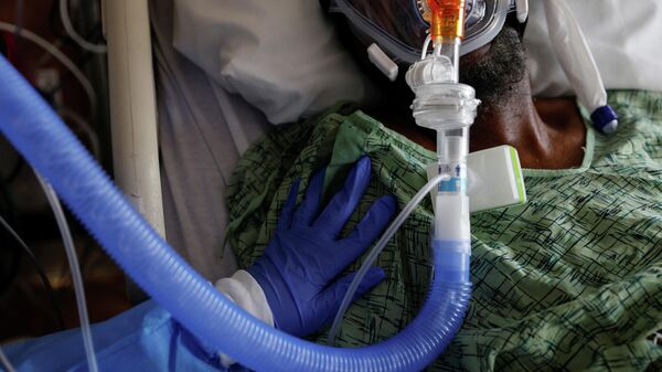 Em Apple Valley, no estado norte-americano da Califórnia, um paciente de COVID-19 é atendido em uma UTI de um hospital local, em 1º de fevereiro de 2022 - Sputnik Brasil