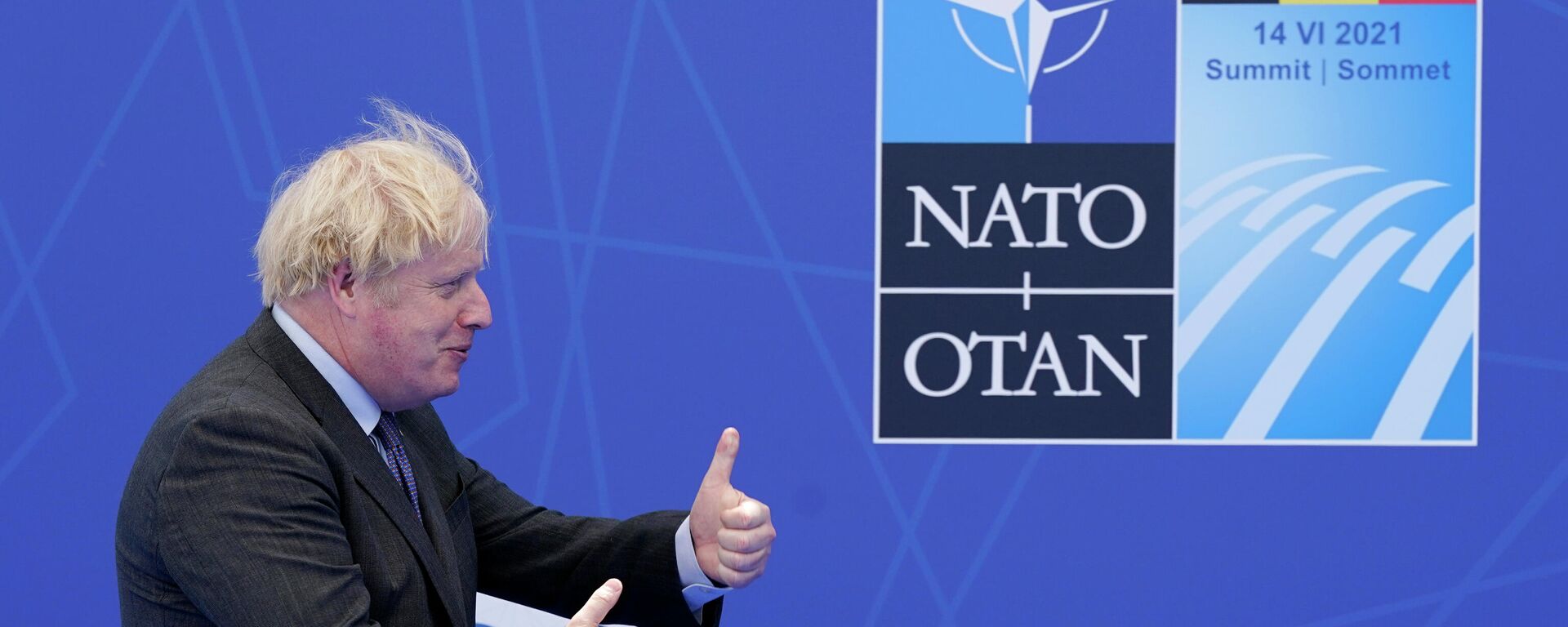 Em Bruxelas, o primeiro-ministro britânico, Boris Johnson, gesticula após chegar a um encontro com o secretário-geral da OTAN, Jens Stoltenberg, em 14 de junho de 2021 - Sputnik Brasil, 1920, 07.05.2022