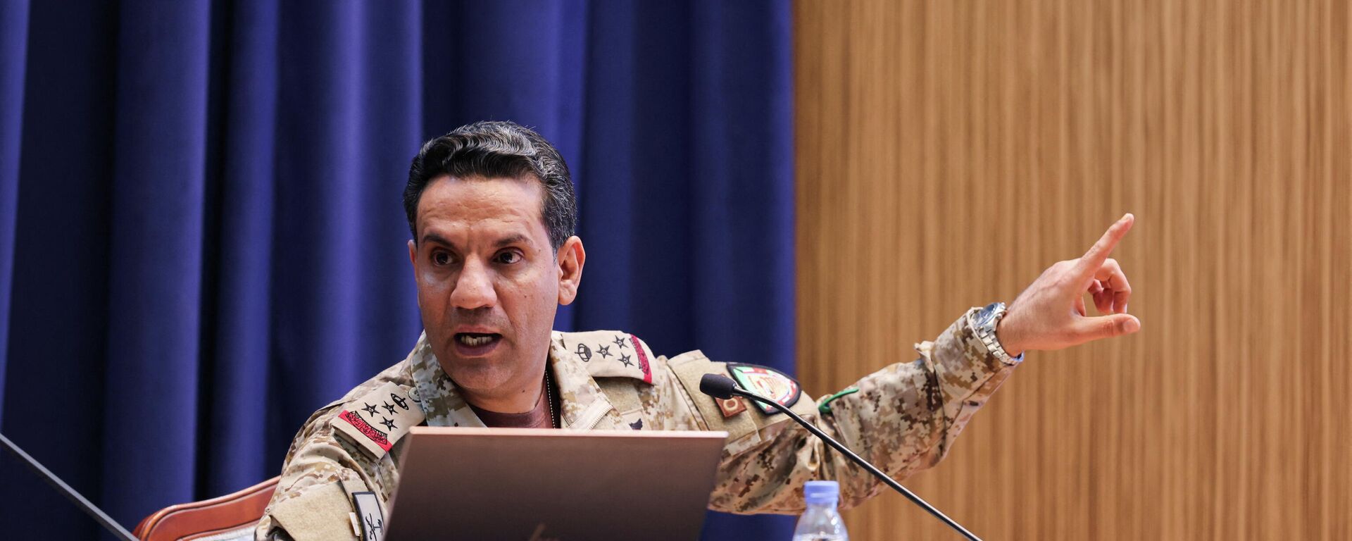 Em Riad, capital da Arábia Saudita, o coronel Turki al-Malki, porta-voz da coalizão militar saudita no Iêmen, fala durante coletiva de imprensa, em 8 de janeiro de 2022 - Sputnik Brasil, 1920, 05.02.2022