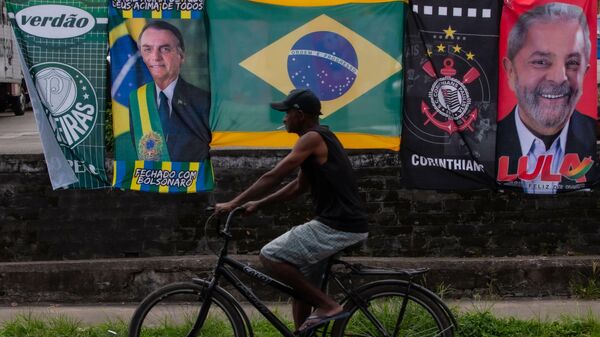 Ambulante vende bandeiras de Jair Bolsonaro e Lula no mesmo varal na cidade de Santos, em São Paulo, em 25 de janeiro de 2022 - Sputnik Brasil