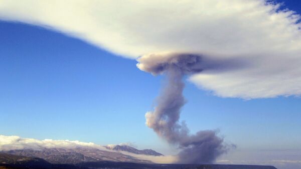 Erupção do vulcão Ebeko, na ilha russa de Paramushir, no arquipélago das Curilas - Sputnik Brasil