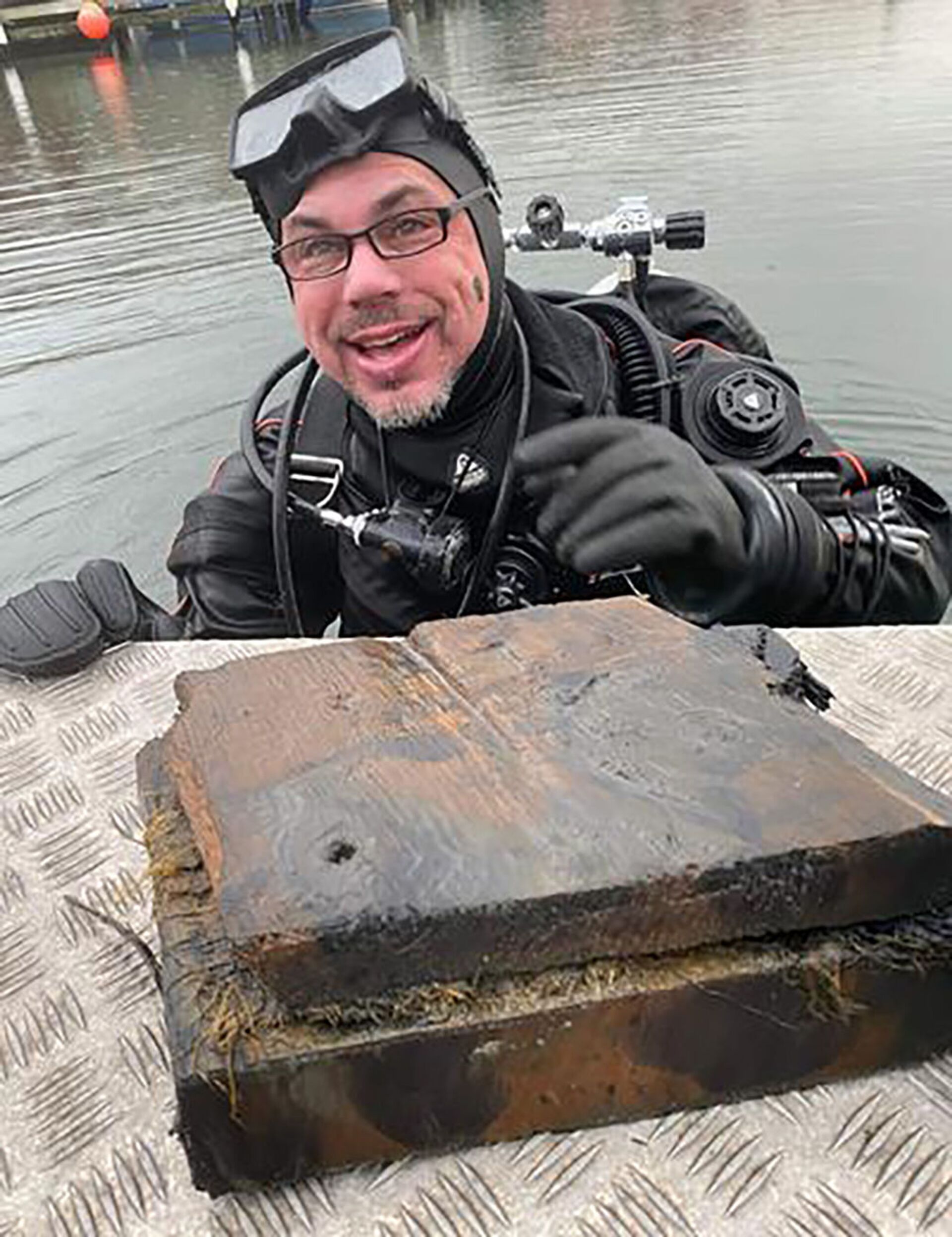 Staffan von Arbin, arqueólogo marinho, estuda amostras de madeira retiradas do naufrágio de navio na baía Fjallbacka, Suécia. As amostras foram datadas entre 1233 e 1240. O claramente visível musgo era comumente usado para selar tábuas durante a Idade Média - Sputnik Brasil, 1920, 07.02.2022