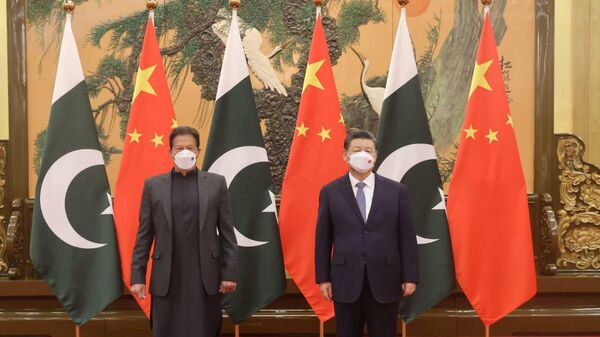 Presidente chinês, Xi Jinping, durante negociações com o premiê paquistanês, Imran Khan, 6 de fevereiro de 2022 - Sputnik Brasil