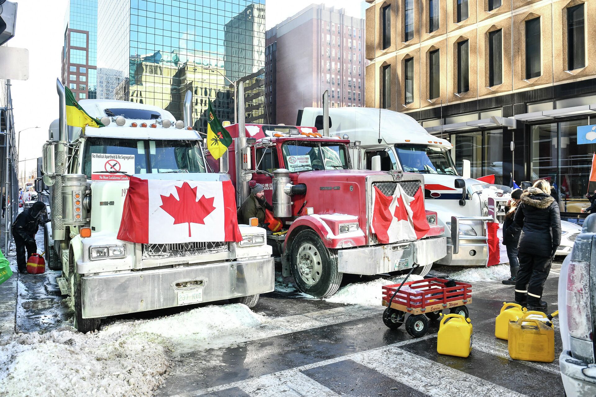 Caminhoneiros reabastecem seus caminhões no frio durante o protesto Freedom Convoy em 5 de fevereiro de 2022 em Ottawa, Canadá - Sputnik Brasil, 1920, 07.02.2022