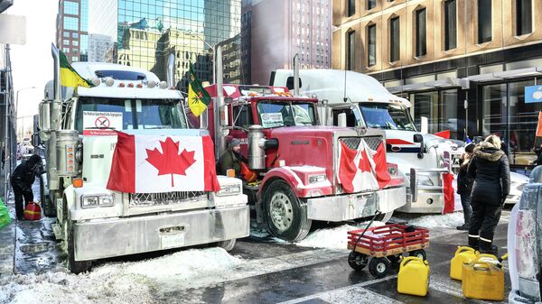 Caminhoneiros reabastecem seus caminhões no frio durante o protesto Freedom Convoy em 5 de fevereiro de 2022 em Ottawa, Canadá - Sputnik Brasil