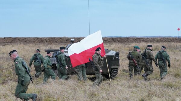 Na vila polonesa de Bemowo Piskie, soldados participam de exercício militar conjunto entre Polônia, Reino Unido, Estados Unidos e Romênia, em 18 de novembro de 2021 - Sputnik Brasil