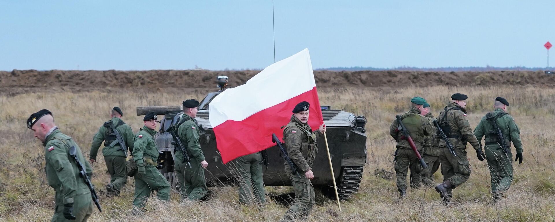 Na vila polonesa de Bemowo Piskie, soldados participam de exercício militar conjunto entre Polônia, Reino Unido, Estados Unidos e Romênia, em 18 de novembro de 2021 - Sputnik Brasil, 1920, 07.02.2022