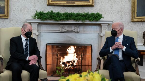 O presidente Joe Biden fala durante uma reunião com o chanceler alemão Olaf Scholz no Salão Oval da Casa Branca, segunda-feira, 7 de fevereiro de 2022, em Washington - Sputnik Brasil