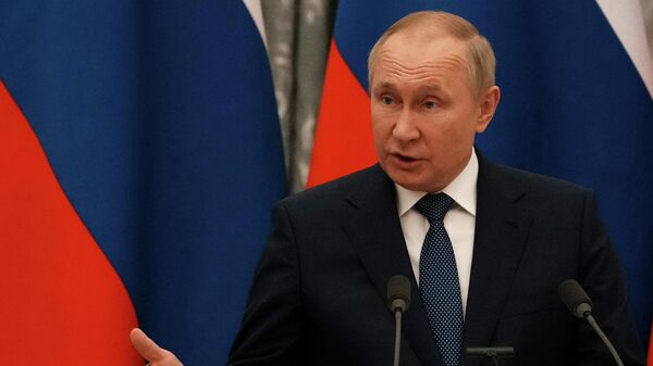 Em Moscou, o presidente russo Vladimir Putin gesticula em coletiva de imprensa após encontro com o presidente francês Emmanuel Macron, em 7 de fevereiro de 2022 - Sputnik Brasil