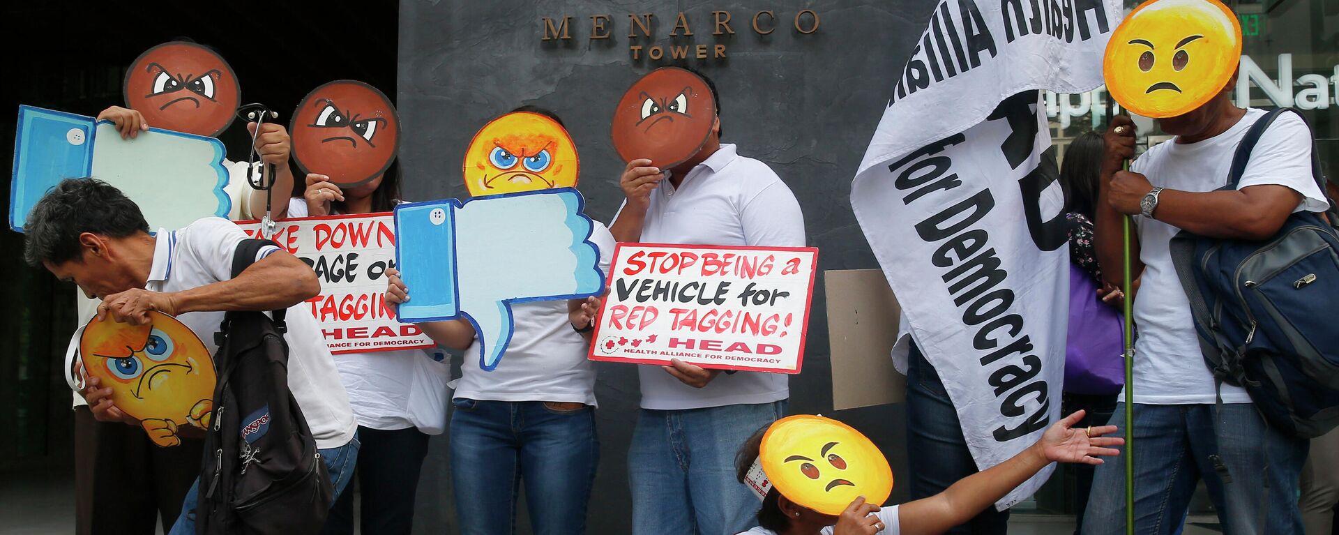 Manifestantes protestam contra notícias falsas e discurso de ódio no Facebook, em 8 de maio de 2019, nas Filipinas - Sputnik Brasil, 1920, 08.02.2022