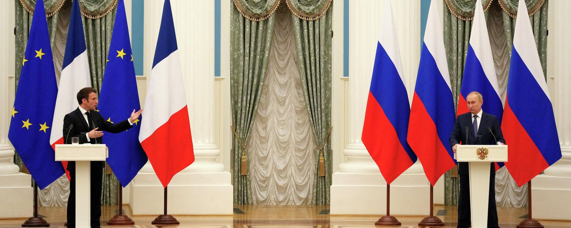 Presidentes da Rússia e da França, Vladimir Putin e Emmanuel Macron, durante coletiva de imprensa conjunta em Moscou, 7 de fevereiro de 2022 - Sputnik Brasil, 1920, 28.02.2022