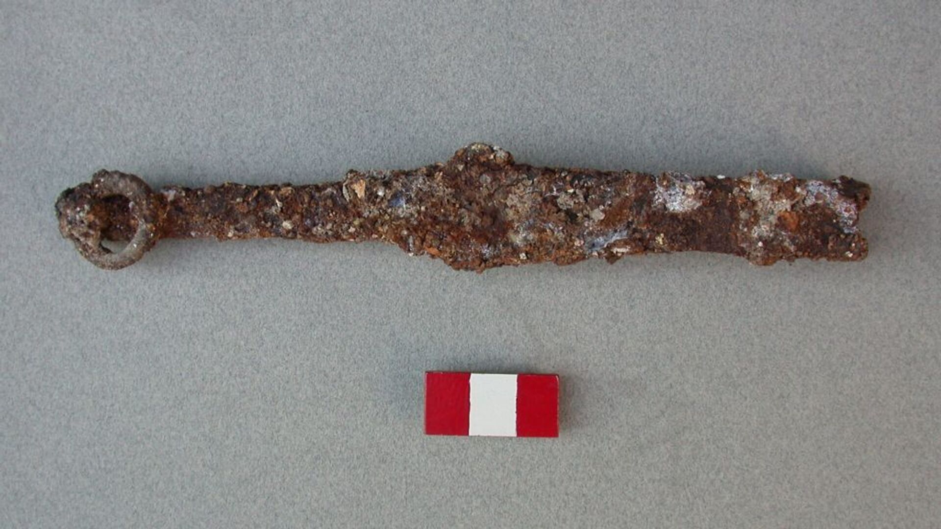 Espada de ferro, fragmentada e corroída, de punho com pomo anelado único, descoberta em 1993 na cidade bizantina de Amorium - Sputnik Brasil, 1920, 08.02.2022