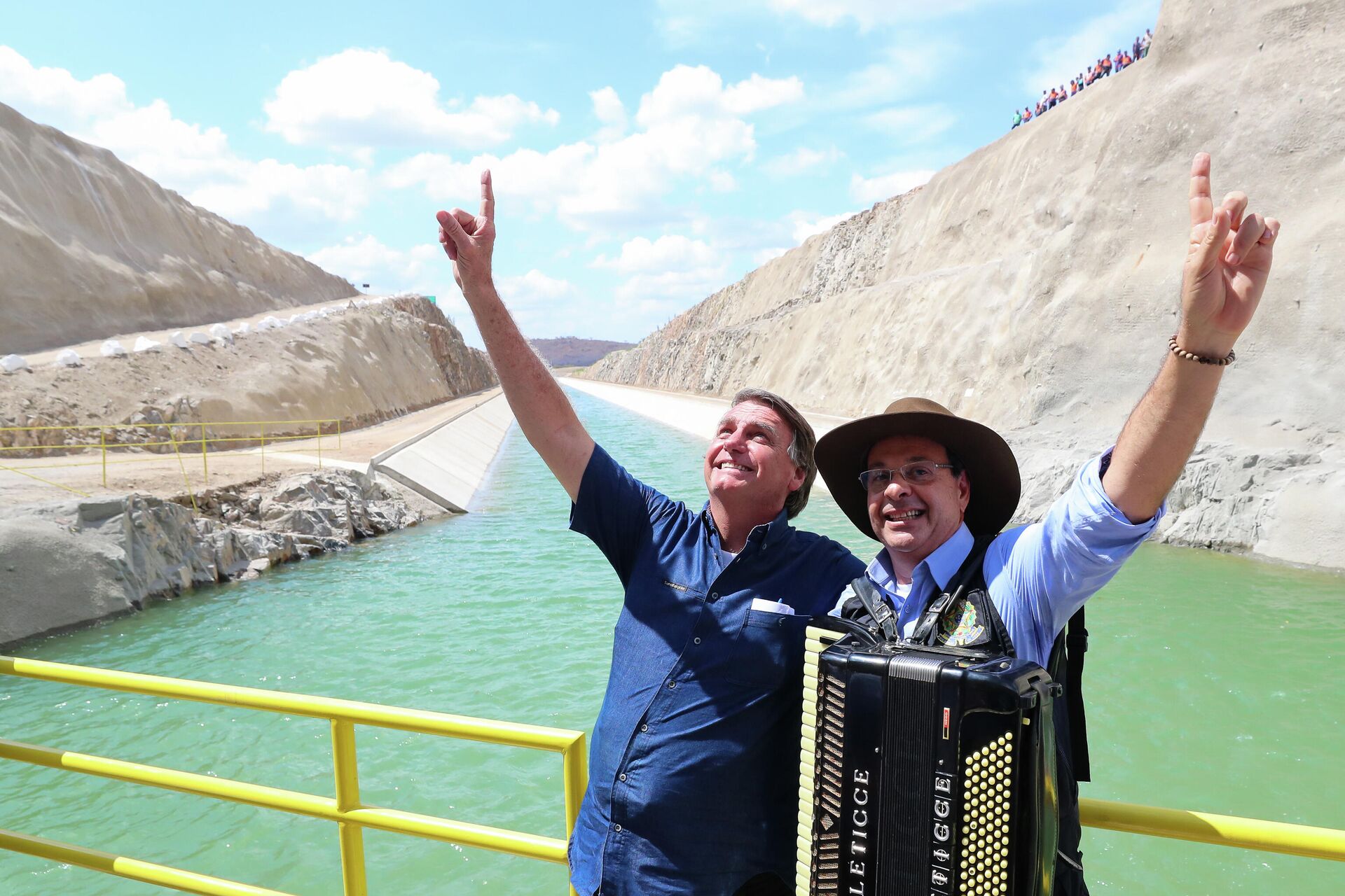 Presidente da República, Jair Bolsonaro, posa para fotografia com o ministro do Turismo Gilson Machado, 21 de outubro de 2021 - Sputnik Brasil, 1920, 08.02.2022