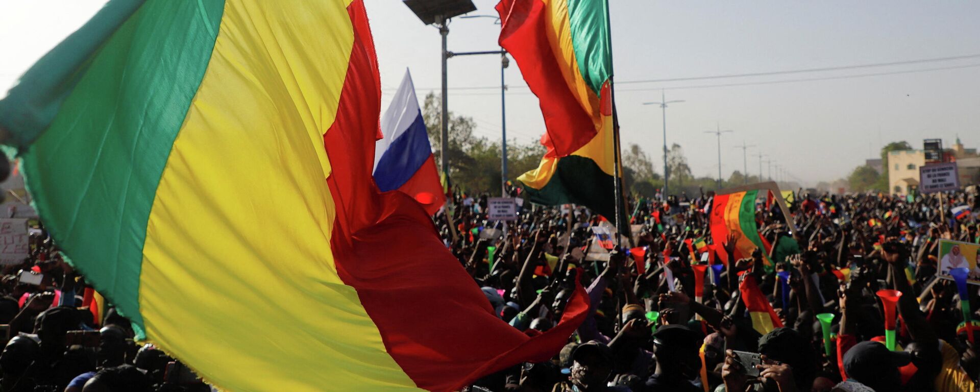 Manifestantes participam de protesto anti-França em Barnako, Mali, 4 de fevereiro de 2022 - Sputnik Brasil, 1920, 08.02.2022