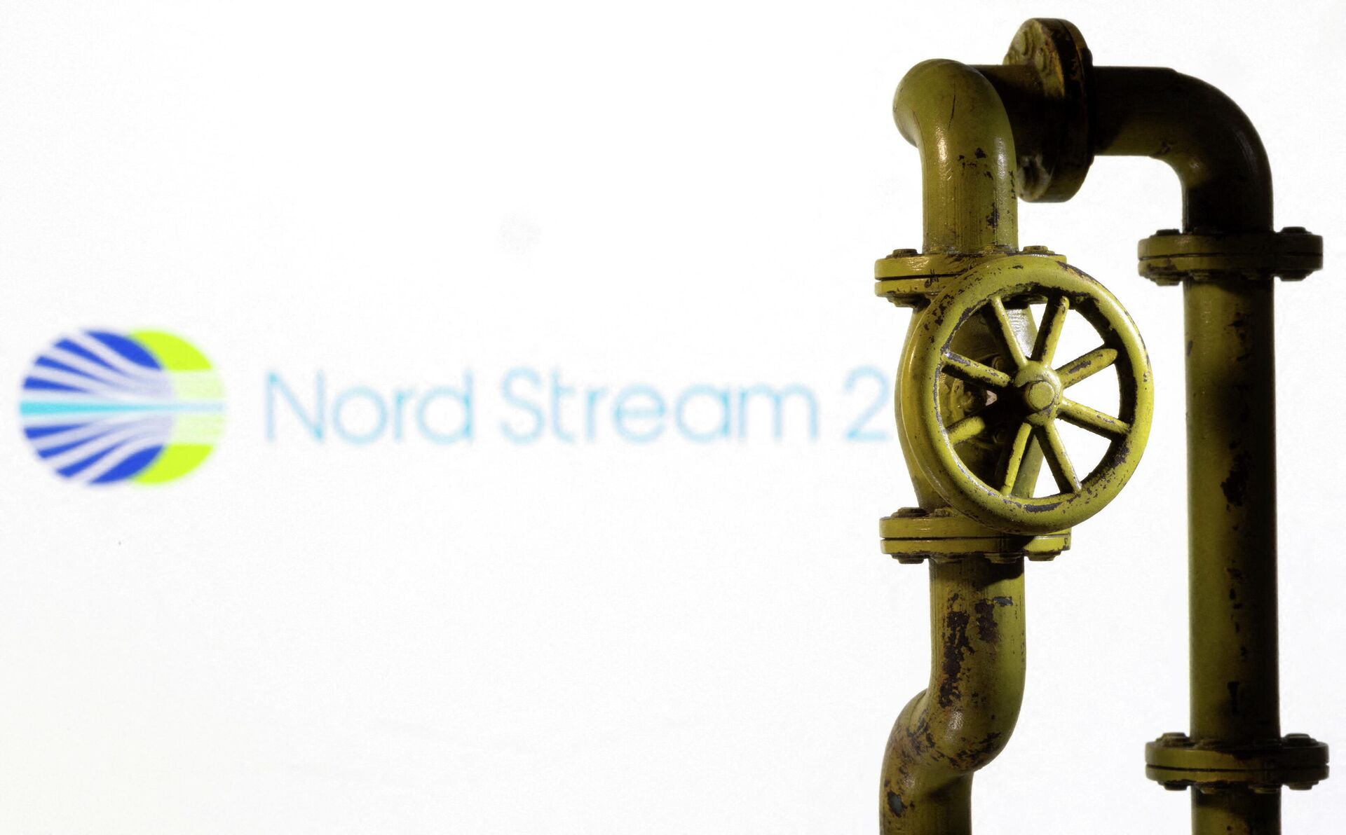 Logo do Nord Stream 2 ao lado de modelo 3D do gasoduto, ilustração de 8 de fevereiro de 2022 - Sputnik Brasil, 1920, 09.02.2022