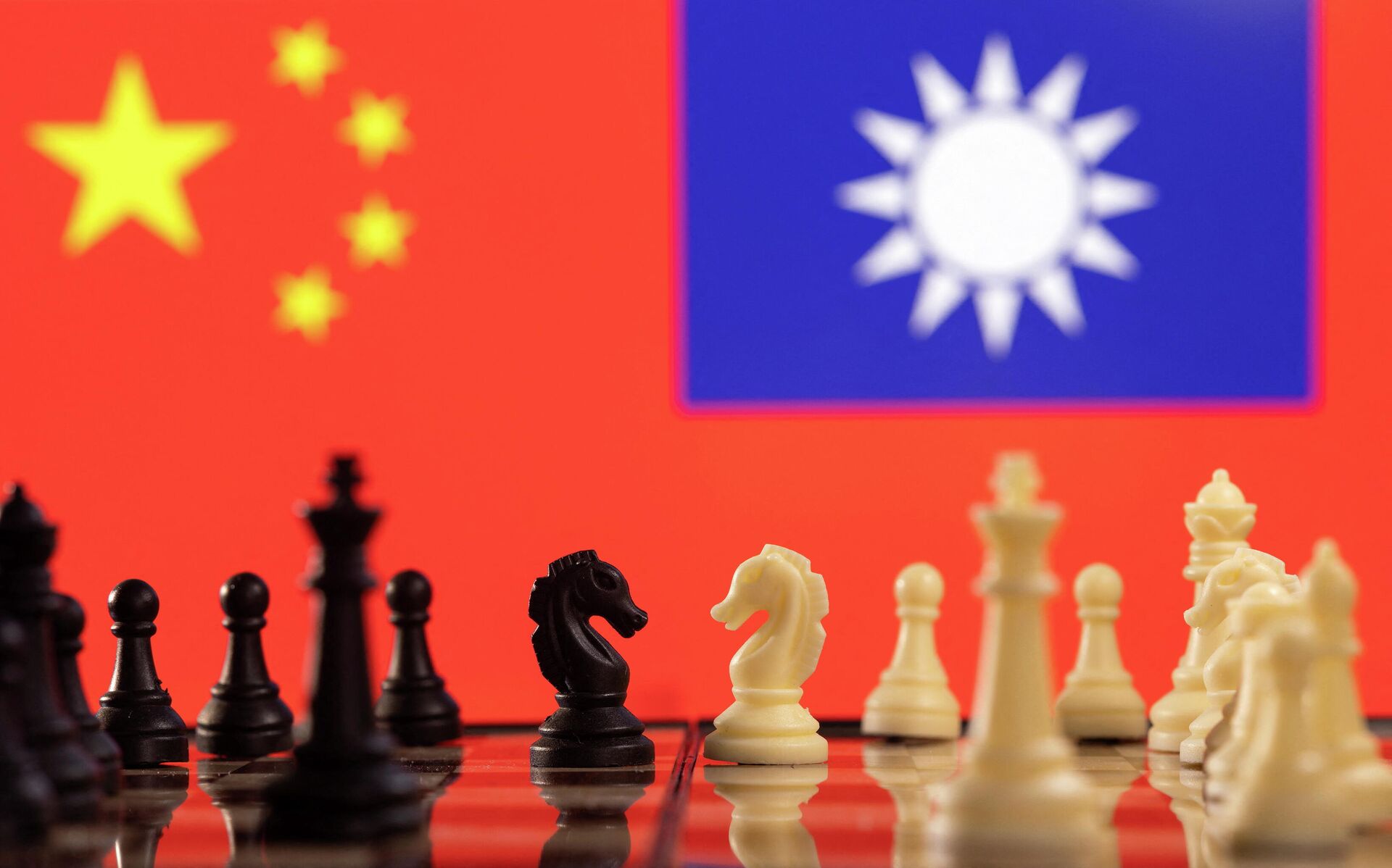 Peças de xadrez no fundo das bandeiras da China e de Taiwan - Sputnik Brasil, 1920, 09.02.2022