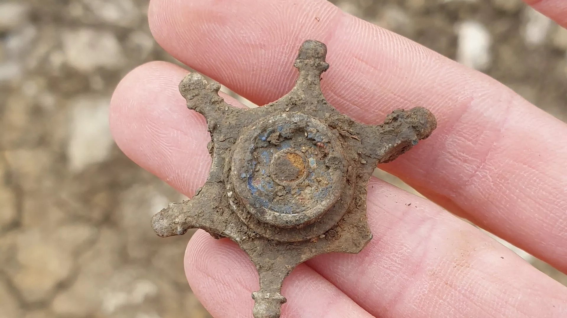 Broche romano descoberto durante escavações arqueológicas em Fleet Marston, perto de Aylesbury, Buckinghamshire Broche romano descoberto durante escavações arqueológicas em Fleet Marston, perto de Aylesbury, Buckinghamshire - Sputnik Brasil, 1920, 09.02.2022