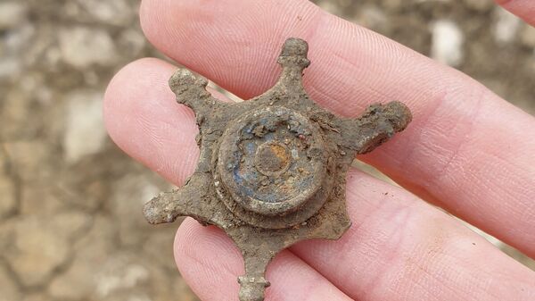 Broche romano descoberto durante escavações arqueológicas em Fleet Marston, perto de Aylesbury, Buckinghamshire - Sputnik Brasil