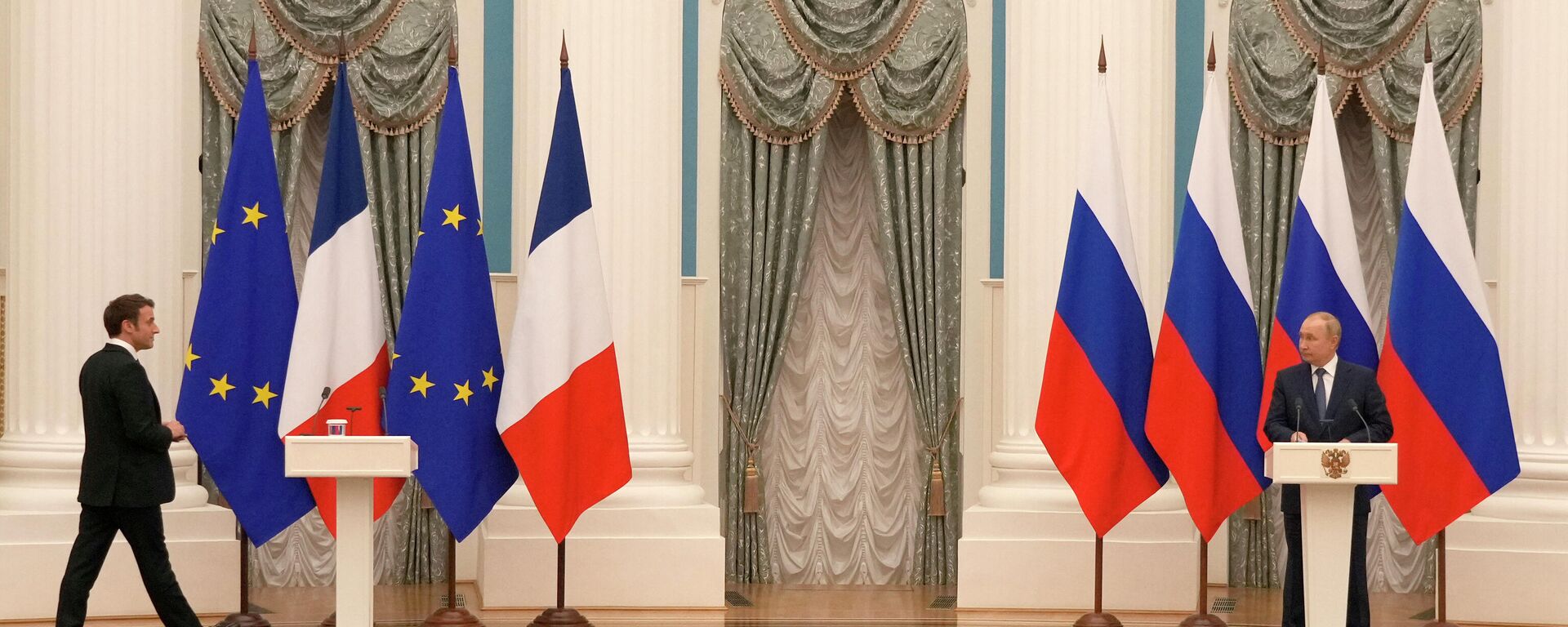 O presidente russo Vladimir Putin, à direita, observa o presidente francês Emmanuel Macron chegando para uma entrevista coletiva após suas conversas, segunda-feira, 7 de fevereiro de 2022 em Moscou - Sputnik Brasil, 1920, 09.02.2022