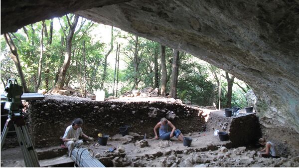 Arqueólogos trabalhando na caverna francesa Mandrin Grotto - Sputnik Brasil