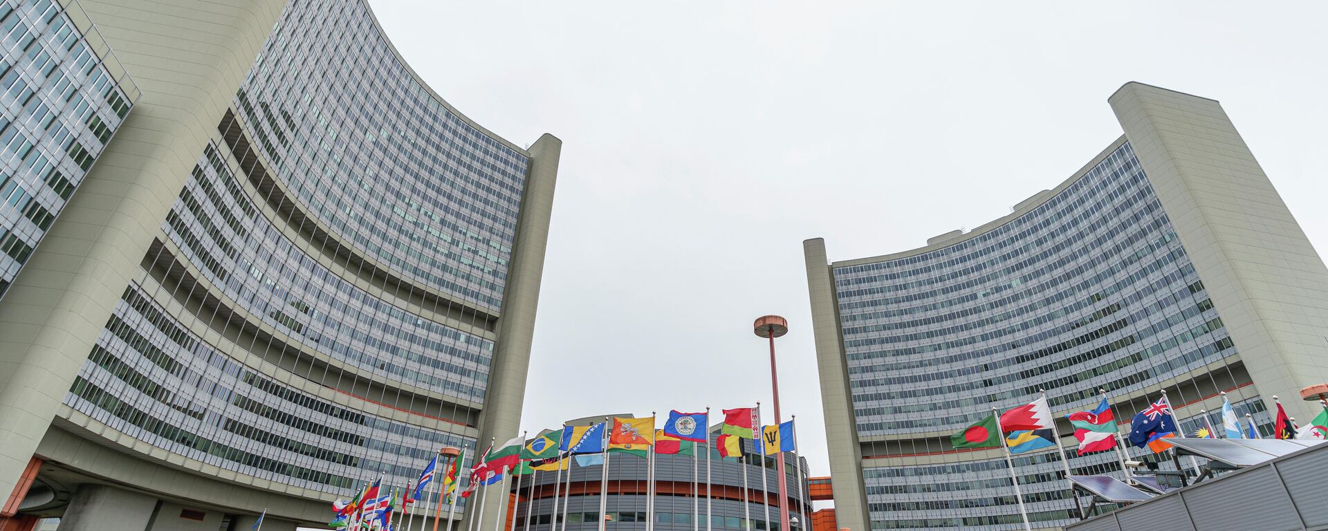 As bandeiras dos estados da ONU, dentre elas, a do Brasil, tremulam em frente ao prédio do Centro Internacional com sede da Agência Internacional de Energia Atômica (AIEA) em Viena, Áustria, 24 de maio de 2021 - Sputnik Brasil, 1920, 26.12.2022