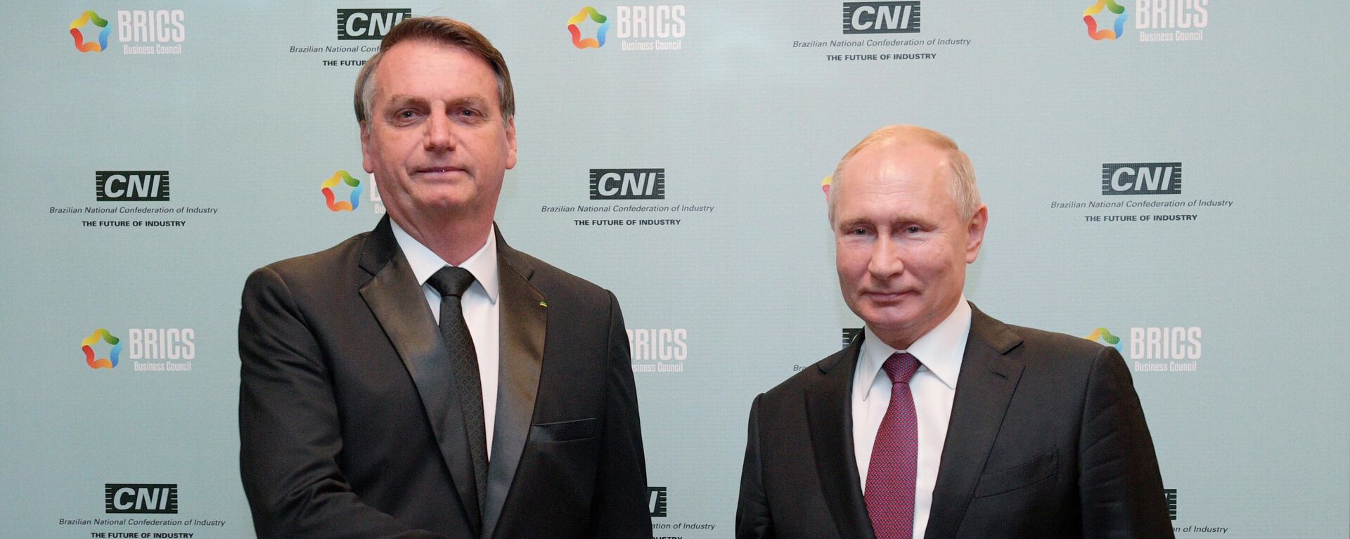 O presidente russo, Vladimir Putin, à direita, e o presidente do Brasil, Jair Bolsonaro, apertam as mãos antes de suas conversas à margem da 11ª edição da Cúpula do BRICS, em Brasília, Brasil, 13 de novembro de 2019 - Sputnik Brasil, 1920, 10.02.2022