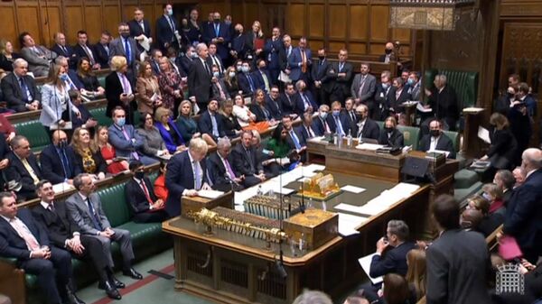 Uma captura de vídeo de imagens transmitidas pela Unidade de Gravação Parlamentar do Parlamento do Reino Unido (PRU) mostra o primeiro-ministro britânico, Boris Johnson, fazendo uma declaração aos parlamentares, na Câmara dos Comuns em Londres em 31 de janeiro de 2022 - Sputnik Brasil