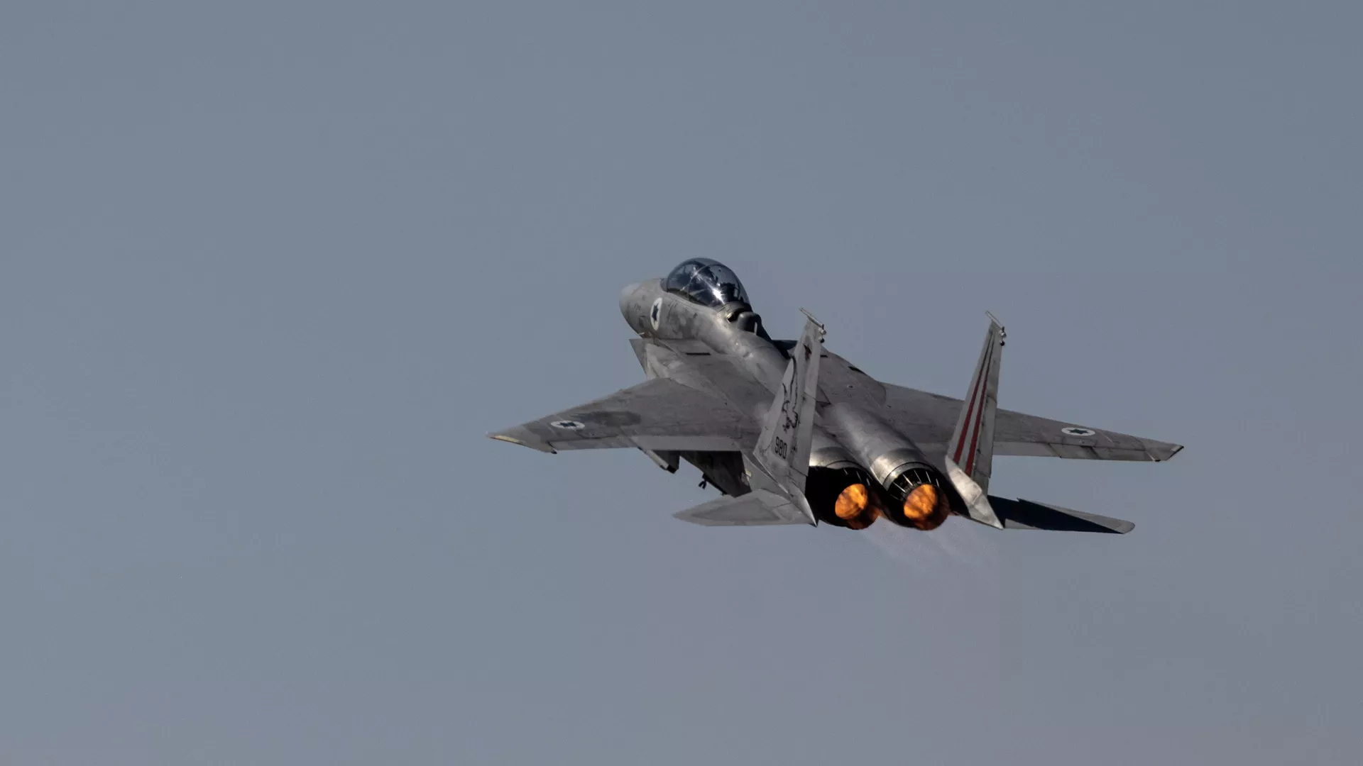 Em Eilat, Israel, um caça F-15 da Força Aérea israelense sobrevoa a base aérea de Ovda, em 24 de outubro de 2021 Em Eilat, Israel, um caça F-15 da Força Aérea israelense sobrevoa a base aérea de Ovda, em 24 de outubro de 2021 - Sputnik Brasil, 1920, 10.02.2022